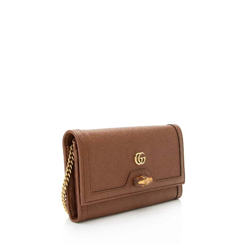 Women Gucci crossbody bags in a bold red colorGucci Leather Bamboo Diana Chain Wallet (bkBLXN)