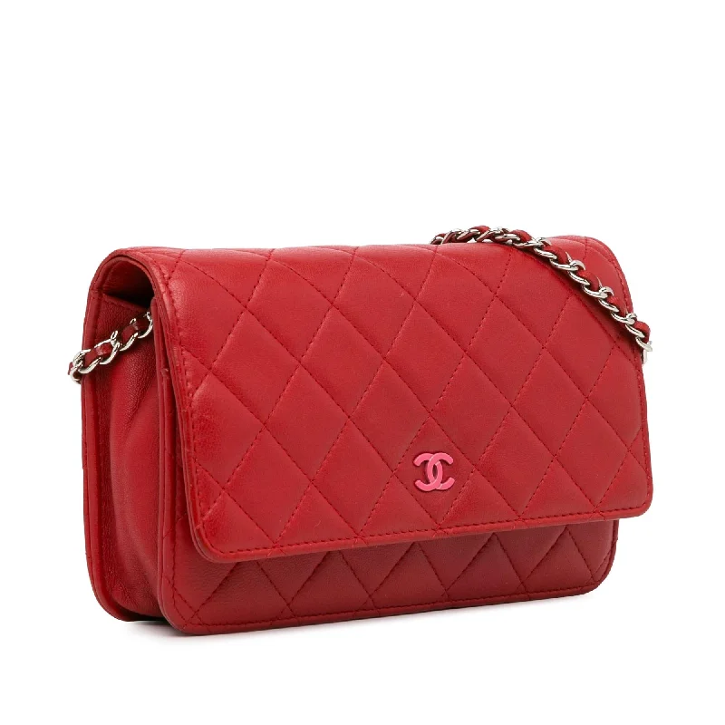 Chanel bags with modern touchesChanel Classic Lambskin Wallet on Chain (lnfadS)