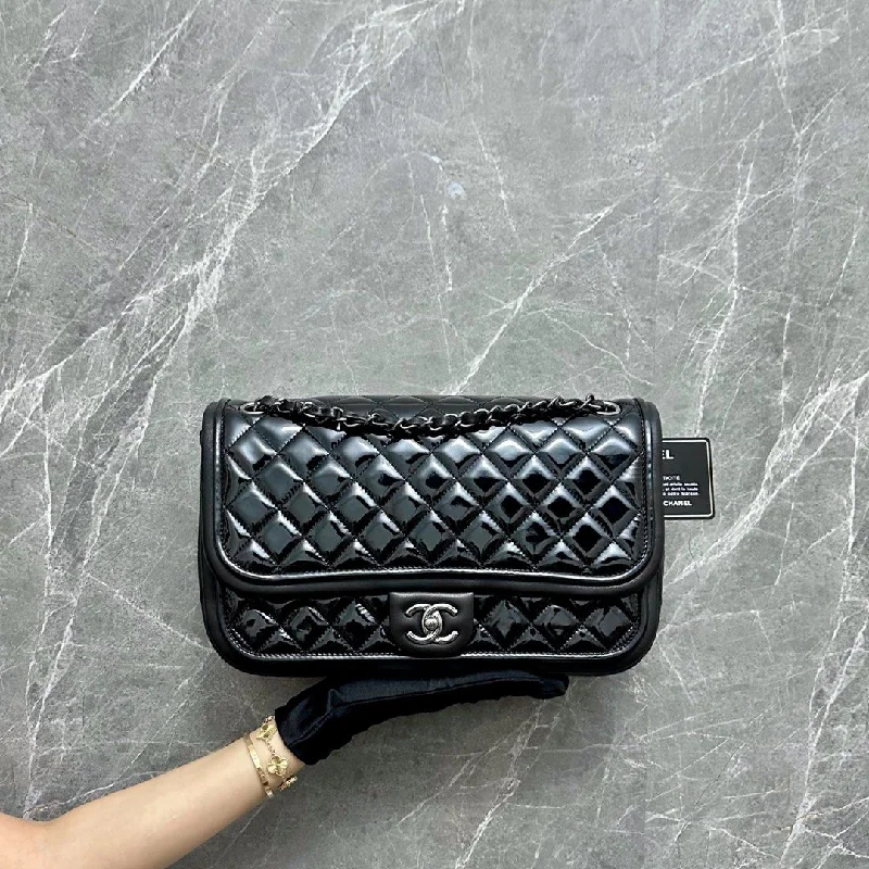 Chanel bags for women with minimalist style*Like New* Twist Timeless Jumbo Patent with Lambskin Black No 18